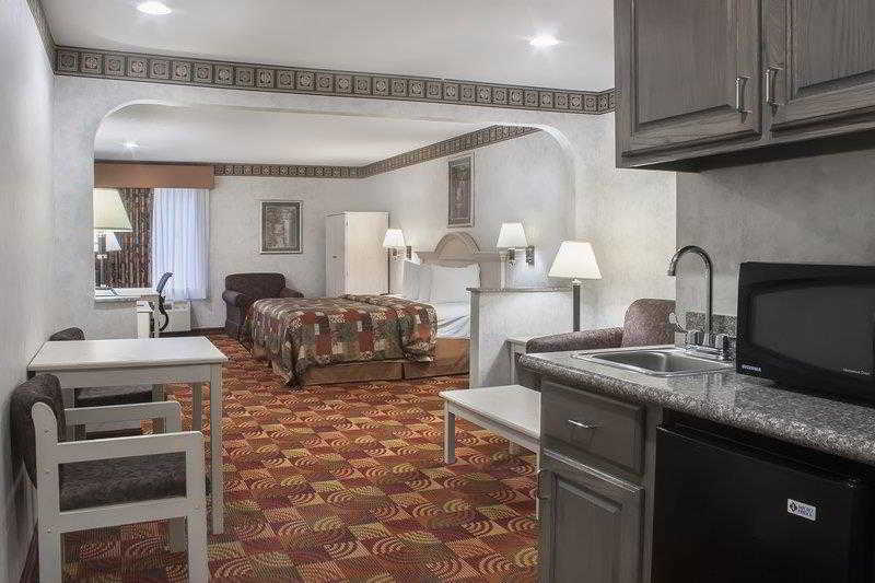 Americas Best Value Inn & Suites Bastrop Esterno foto
