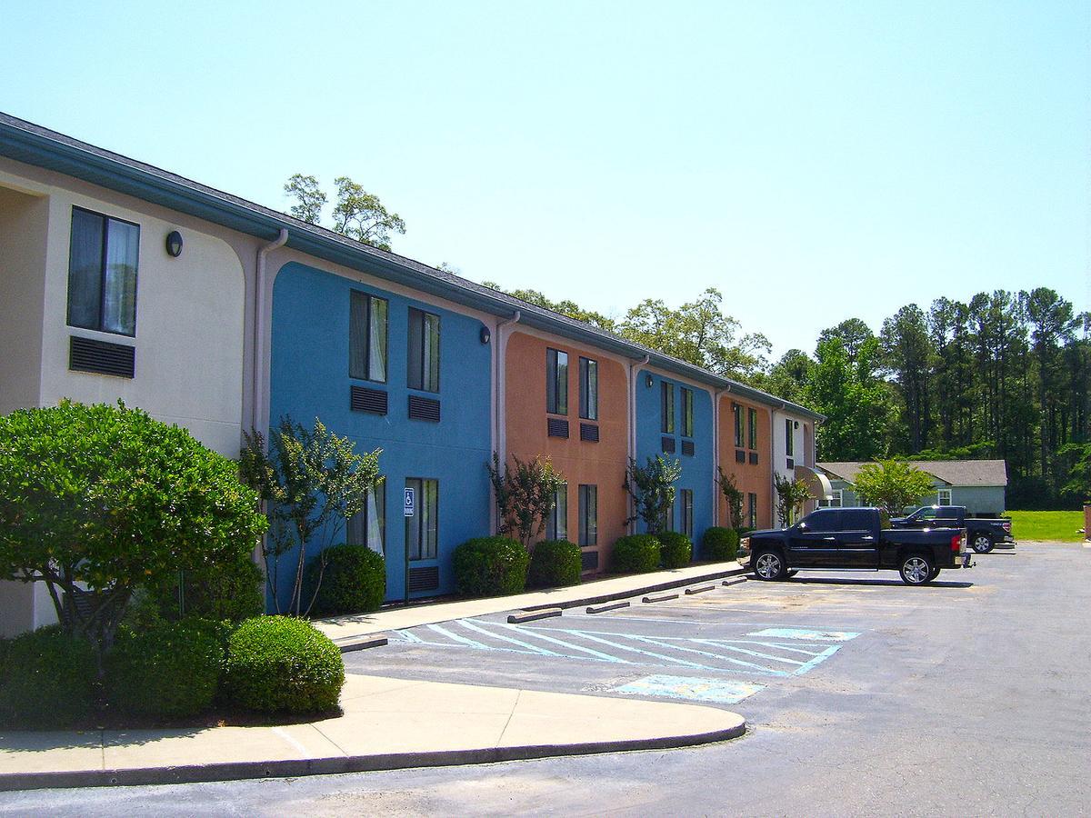 Americas Best Value Inn & Suites Bastrop Esterno foto