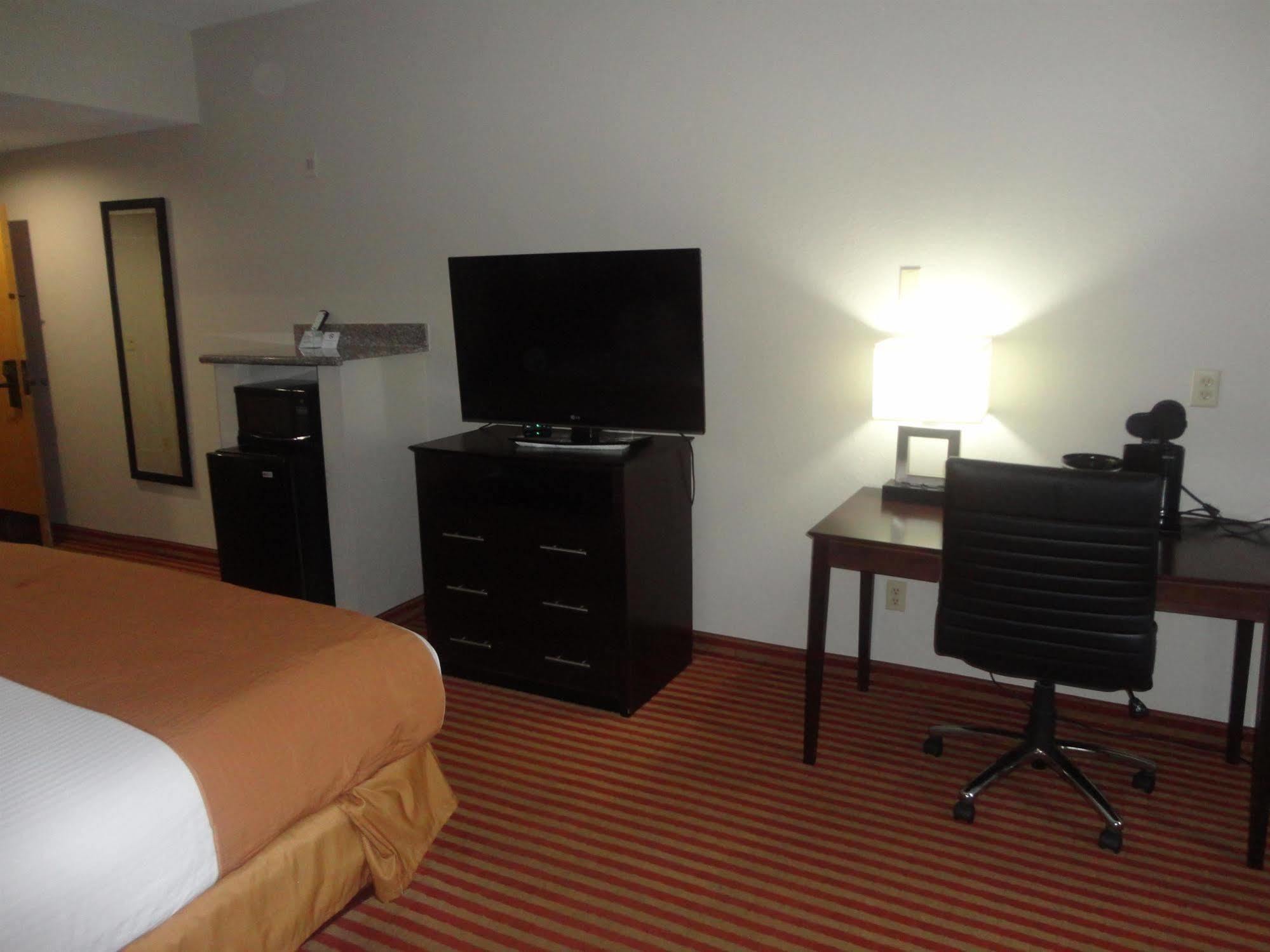 Americas Best Value Inn & Suites Bastrop Esterno foto