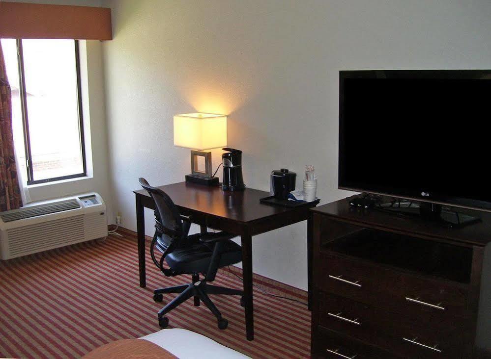 Americas Best Value Inn & Suites Bastrop Esterno foto